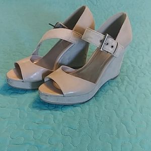 Fioni brand taupe wedges.